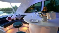 Show Boat -   Flybridge Bar